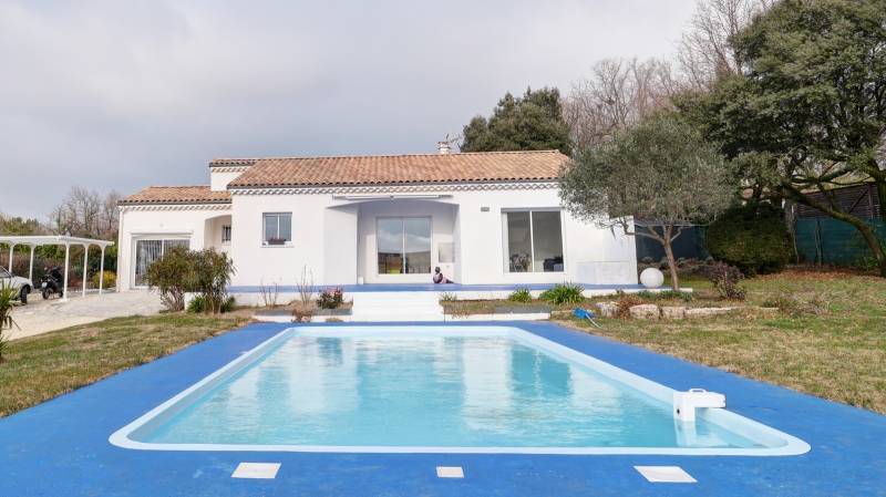 A vendre, Trés jolie villa de 134m², 3 ch, 1 bureau, terrain et piscine Secteur Roussas en Drôme provençale de plain-pied, quartier résidentiel calme 